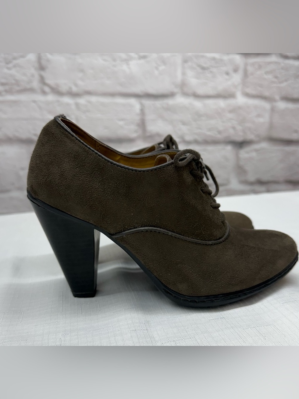 Women’s Brown Suede Lace-Up Heeled Oxfords